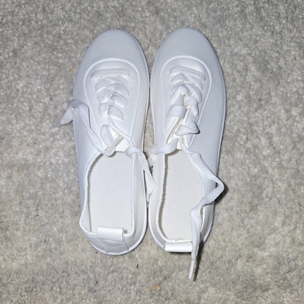 White Sneakers, Size 39 Or 8 1/2. Brand New, Perfect for Nurse, Vet, Medical
